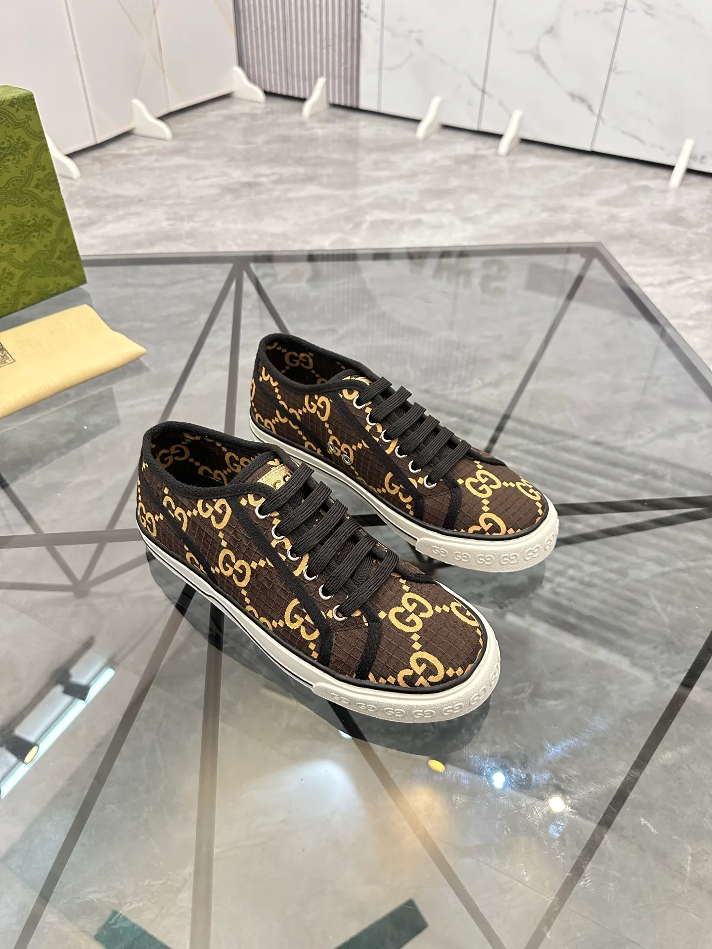 Men's shoes: 💰P380¥ Product trademark: Gucci* "Gucci*" low-top casual shoes Regular size: 38-44 (can be customized to 45.46.) Product materials: Original material from the upper counter, breathable lining, original outsole. Number: 661